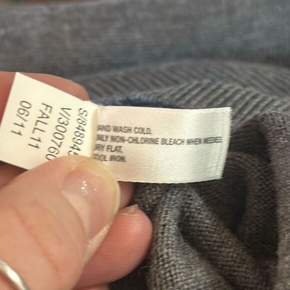 Gap Mens Gray Vneck Sweater Extra Fine Merino Wool size XL NEW - Picture 6 of 7